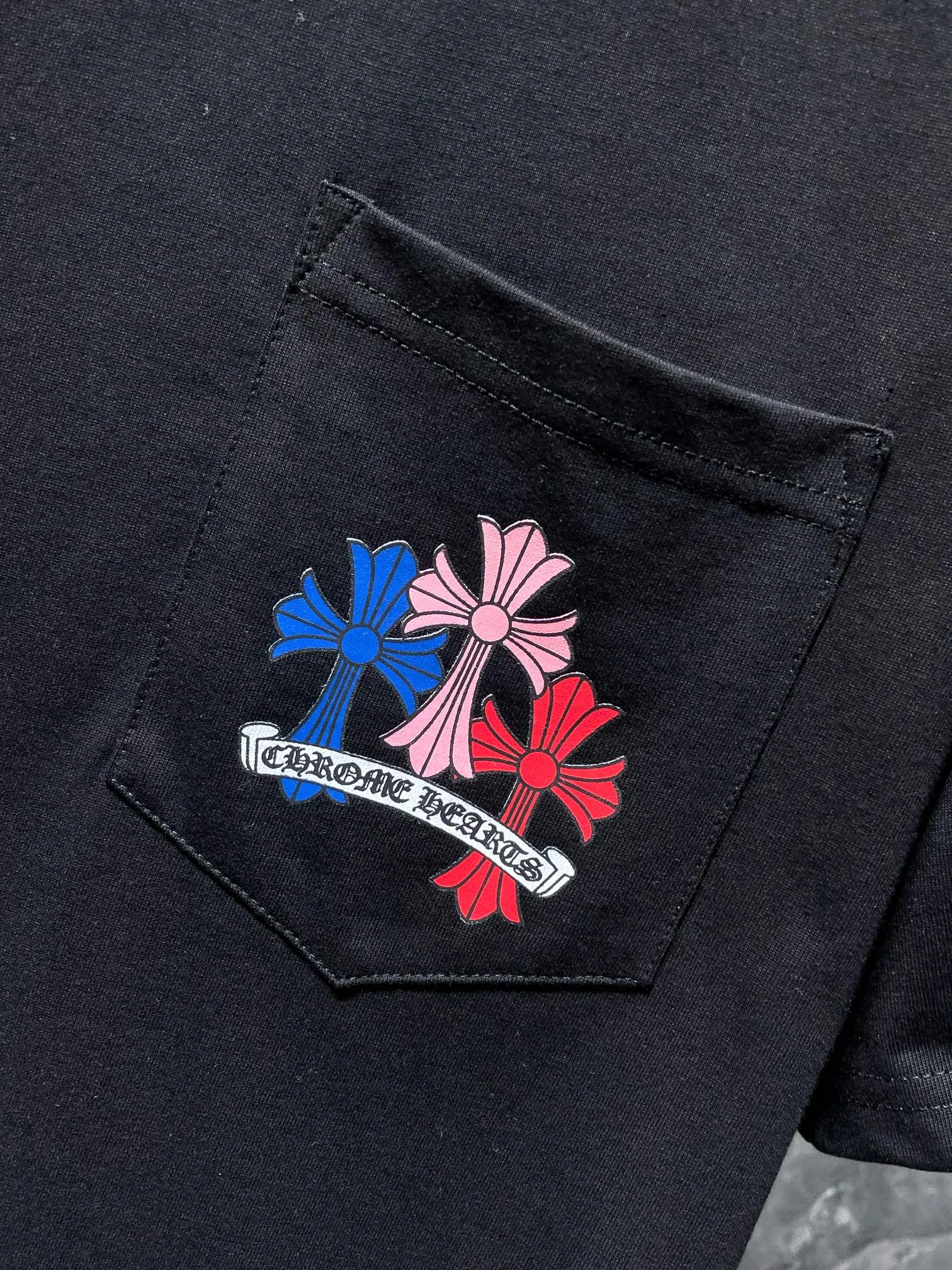 P140 New Chrome Hearts 25ss for summer. High gram weight, environmentally friendly and high-quality top-grade fabric. 260g~270g. Chrome classic color phantom cross letter flower arm length T. Imported environmentally friendly glue printing and dyeing. Counter synchronization. Re-engraved version 1:1. Recommended color: black white. Size: S, M, L, XL